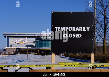 Ottawa, Ontario, Canada - 15 gennaio 2022: Un cartello postato all'ingresso bloccato del Rideau Carleton Raceway Casino dice 'temporaneamente chiuso' dur Foto Stock