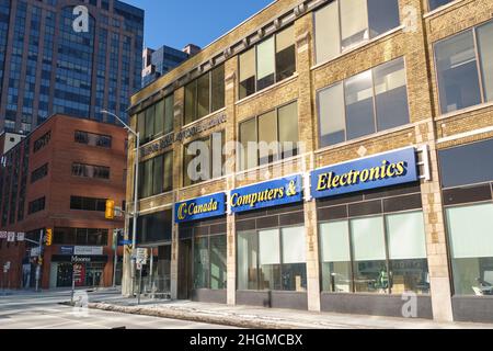 Ottawa, Ontario, Canada - 15 gennaio 2022: Negozio al dettaglio Canada Computers & Electronics all'angolo tra Laurier Ave. E Bank St., nel Jack Layton Foto Stock