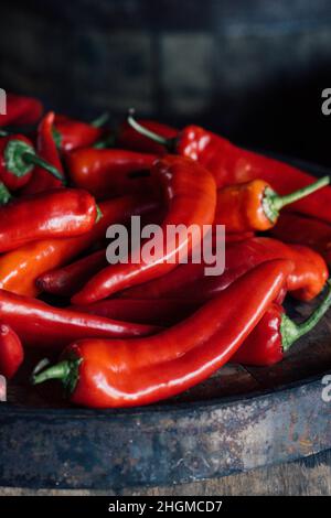 Molti peperoncini rossi ungheresi a corno di capra in un mucchio Foto Stock