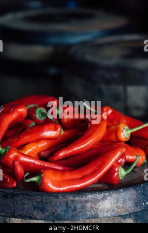 Molti peperoncini rossi ungheresi a corno di capra in un mucchio Foto Stock