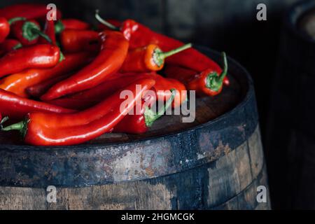 Molti peperoncini rossi ungheresi a corno di capra in un mucchio Foto Stock