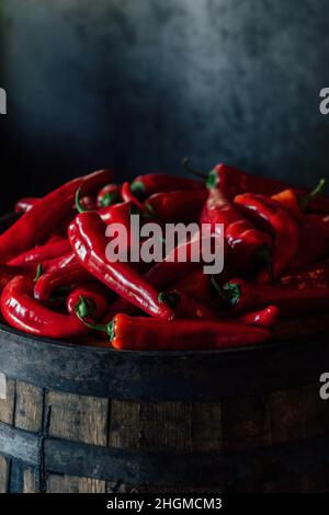 Molti peperoncini rossi ungheresi a corno di capra in un mucchio Foto Stock