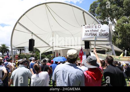 Sydney, Australia. 22nd gennaio 2022. I manifestanti a sostegno della libertà e contro i vaccini obbligatori e l'apartheid medico marciarono dalla stazione di Strathfield al Burwood Park come parte del World Wide Rally for Freedom. Nella foto: Manifestanti a Burwood Park. Credit: Richard Milnes/Alamy Live News Foto Stock