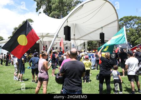 Sydney, Australia. 22nd gennaio 2022. I manifestanti a sostegno della libertà e contro i vaccini obbligatori e l'apartheid medico marciarono dalla stazione di Strathfield al Burwood Park come parte del World Wide Rally for Freedom. Nella foto: Manifestanti a Burwood Park. Credit: Richard Milnes/Alamy Live News Foto Stock