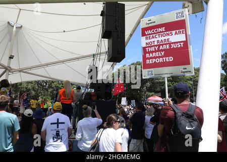 Sydney, Australia. 22nd gennaio 2022. I manifestanti a sostegno della libertà e contro i vaccini obbligatori e l'apartheid medico marciarono dalla stazione di Strathfield al Burwood Park come parte del World Wide Rally for Freedom. Nella foto: Manifestanti a Burwood Park. Credit: Richard Milnes/Alamy Live News Foto Stock