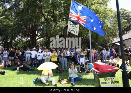 Sydney, Australia. 22nd gennaio 2022. I manifestanti a sostegno della libertà e contro i vaccini obbligatori e l'apartheid medico marciarono dalla stazione di Strathfield al Burwood Park come parte del World Wide Rally for Freedom. Nella foto: Manifestanti a Burwood Park. Credit: Richard Milnes/Alamy Live News Foto Stock