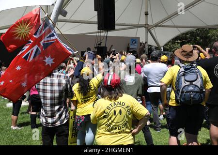 Sydney, Australia. 22nd gennaio 2022. I manifestanti a sostegno della libertà e contro i vaccini obbligatori e l'apartheid medico marciarono dalla stazione di Strathfield al Burwood Park come parte del World Wide Rally for Freedom. Nella foto: Manifestanti a Burwood Park. Credit: Richard Milnes/Alamy Live News Foto Stock