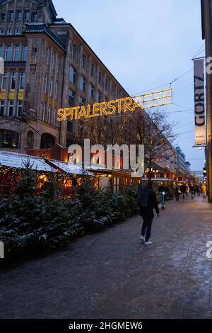Mercato di Natale di Amburgo - CITTÀ DI AMBURGO, GERMANIA - 21 DICEMBRE 2021 Foto Stock