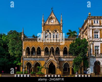 MUMBAI, INDIA - 26 novembre 2021 : la Biblioteca e Sala lettura David Sassoon, il primo edificio che si trova all'estremità meridionale dell'Esplanade, ha Foto Stock