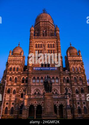 MUMBAI, INDIA - 26 novembre 2021 : sede della BMC Municipal Corporation a Mumbai City, India. Architettura britannica e edificio storico a Mumbai Foto Stock