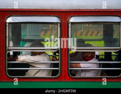 MUMBAI, INDIA - 26 novembre 2021 : un passeggero non identificato che viaggia con la maschera Covid-19 nel MIGLIOR autobus, un trasporto pubblico di Mumbai Foto Stock