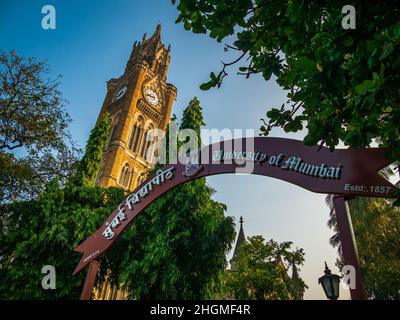 MUMBAI, INDIA - 26 novembre 2021 : l'Università di Mumbai, nota informalmente come Università di Mumbai (MU), è una delle più prime università statali in Foto Stock