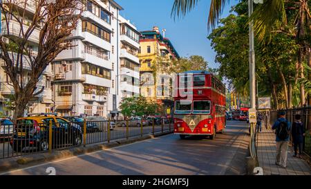 MUMBAI, INDIA - 26 novembre 2021 : autobus a due piani MIGLIORE, trasporto pubblico locale che corre per le strade di Mumbai Foto Stock