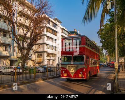 MUMBAI, INDIA - 26 novembre 2021 : autobus a due piani MIGLIORE, trasporto pubblico locale che corre per le strade di Mumbai Foto Stock