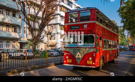 MUMBAI, INDIA - 26 novembre 2021 : autobus a due piani MIGLIORE, trasporto pubblico locale che corre per le strade di Mumbai Foto Stock