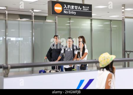 Stranieri e giapponesi arrivano all'aeroporto Narita il 20,2017 agosto Foto Stock