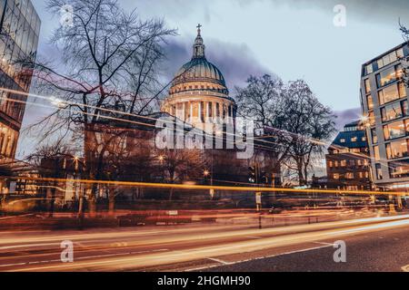 La Cattedrale di St Paul è una cattedrale anglicana di Londra. Come sede del Vescovo di Londra, la cattedrale funge da chiesa madre della diocesi Foto Stock