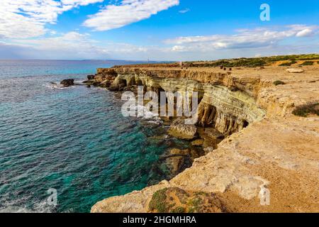 Grotte marine vicino Capo Greko, Cipro orientale, Cipro, Mar Mediterraneo in inverno Foto Stock