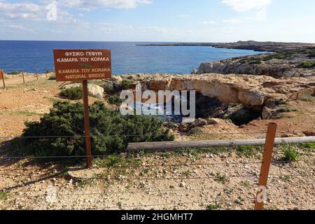 Arco di roccia naturale, ponte, Capo Greko, Cipro orientale, Cipro, Mar Mediterraneo in inverno Foto Stock