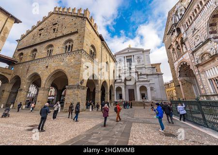 Piazza Duomo Città alta Bergamo; Basilica di Santa Maria maggiore, Cappella Colleoni, Cattedrale di San Alessandro; Palazzo della ragione Foto Stock