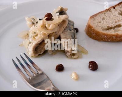 Sarde a Saor, Sardine marinate veneziane con cipolla, uvetta e pinoli di Venezia Foto Stock