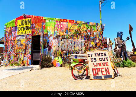 Silverton, Australia - 27 Dic 2021: Galleria d'arte del pittore locale John Dynon a Silverton città vicino Broken Hill città mineraria in proprio capannone. Foto Stock