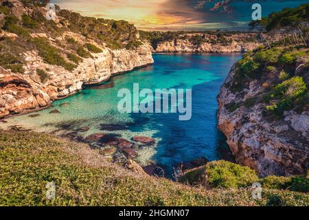 Spiaggia di Calo des Moro a maiorca baleari, alba con tramonto sullo sfondo, spagna Foto Stock