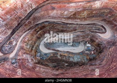 Profonda scavata open pit miniera di rame minerale in Cobar città di Outback Australia - vista aerea dall'alto verso il basso. Foto Stock