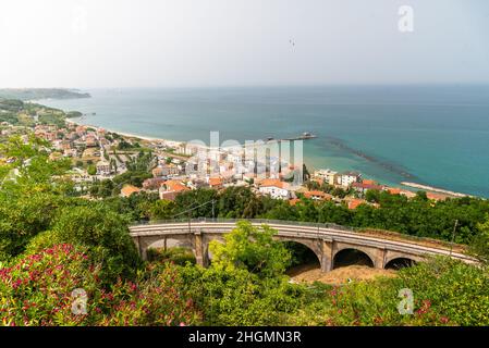 Giugno 2021, San Vito Chietino, Italia. Panorama sotto la città Foto Stock