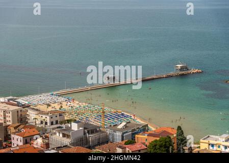 Giugno 2021, San Vito Chietino, Italia. Panorama sotto la città Foto Stock