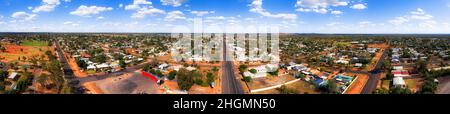Panorama aereo a 180 gradi sul centro di Cobar - città in rame dell'entroterra australiano. Foto Stock