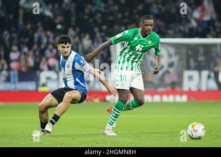 Barcellona, Spagna. 21st Jan 2022. Manu Morlanes di Espanyol e William Carvalho di Real Betis durante il campionato spagnolo la Liga partita di calcio tra RCD Espanyol e Real Betis il 21 gennaio 2022 allo stadio RCDE di Cornelia, Barcellona, Spagna - Foto: IRH/DPPI/LiveMedia Credit: Independent Photo Agency/Alamy Live News Foto Stock