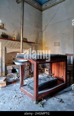 Novembre 2020, Italia. Antica tavola ginecologica, rinvenuta in una casa abbandonata di un vecchio medico di campagna, abbandonata nel Nord Italia. UrbEx in Italia Foto Stock