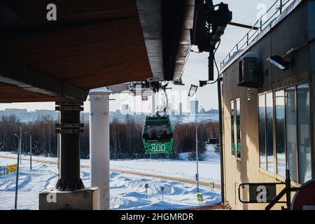 Nizhny Novgorod, Russia. Gennaio 03, 2022. Funivia tra Nizhny Novgorod e Bor. La cabina della funivia alla stazione. Attraversando il fiume Volga Foto Stock