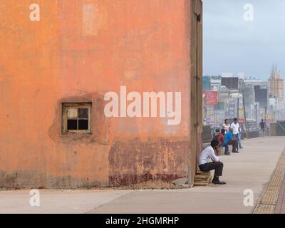 Piattaforma presso la stazione ferroviaria di Kollupiitiya a Colombo, Sri Lanka. La stazione è una delle stazioni ferroviarie più trafficate della linea costiera Foto Stock