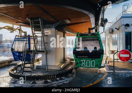 Nizhny Novgorod, Russia. Gennaio 03, 2022. Funivia tra Nizhny Novgorod e Bor. La cabina della funivia alla stazione. Attraversando il fiume Volga Foto Stock