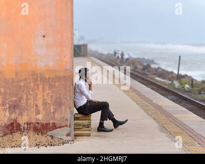 Piattaforma presso la stazione ferroviaria di Kollupiitiya a Colombo, Sri Lanka. La stazione è una delle stazioni ferroviarie più trafficate della linea costiera Foto Stock