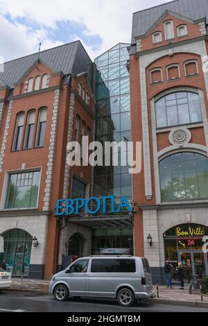 Kaliningrad, Russia - 16 maggio 2021: Ingresso del centro commerciale chiamato 'Europa' in un giorno cupo Foto Stock
