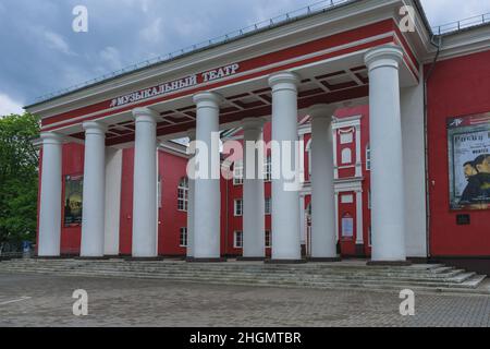 Kaliningrad, Russia - 16 maggio 2021: Esterno del teatro musicale di kaliningrad nella notte di primavera oscura Foto Stock