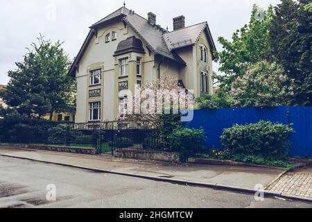 Kaliningrad, Russia - 16 maggio 2021: L'esterno della vecchia casa in primavera Foto Stock