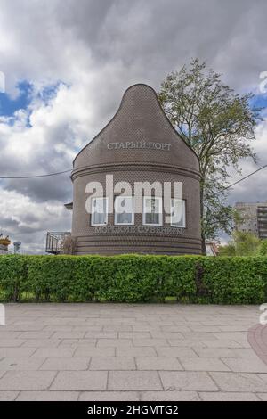 Kaliningrad, Russia - 14 maggio 2021: Edificio stilizzato per vendere souvenir al vecchio porto di Kaliningrad in giornata nuvolosa Foto Stock