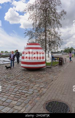 Kaliningrad, Russia - 14 maggio 2021: Zona pedonale a Pregolya argine nella nuvolosa primavera giorno Foto Stock