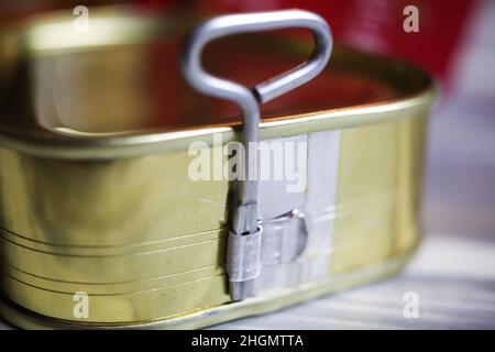 Closeup Makro di chiave a torsione isolata può aprire di metallo trinagolare teglia alimentare su tavola di legno bianco Foto Stock