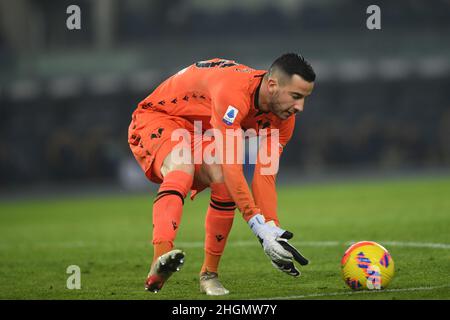 Verona, Italia. 21st Jan 2022. Lorenzo Montipo (Hellas Verona) durante la partita italiana 'srie A' tra Hellas Verona 2-1 Bologna allo Stadio Marc Antonio Bentegodi il 21 gennaio 2022 a Verona. Credit: Maurizio Borsari/AFLO/Alamy Live News Credit: AFLO Co. Ltd./Alamy Live News Foto Stock