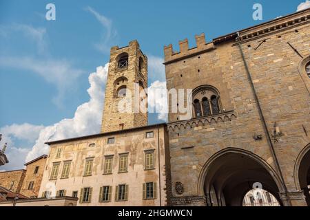 Palazzi storici della città alta bergamasca, Palazzo del Podesta, XII secolo con il campanile chiamato Campanone e il Palazzo della ragione, 1183-1198 Foto Stock