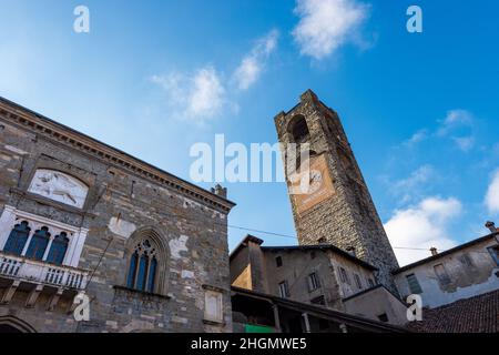 Palazzi storici nella città alta di Bergamo, Palazzo del Podesta, XII secolo con il campanile chiamato Campanone e il Palazzo della ragione. Foto Stock