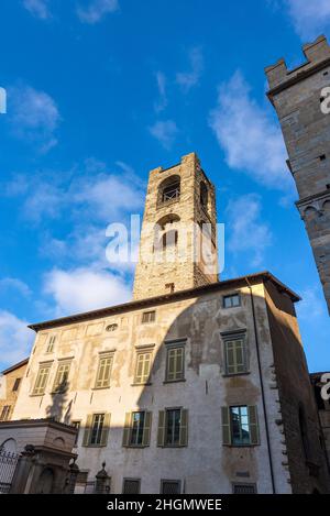 Palazzi storici nella città alta di Bergamo, Palazzo del Podesta, XII secolo con il campanile chiamato Campanone e il Palazzo della ragione. Foto Stock