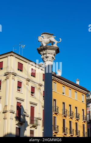 Vicenza. Colonna con il Leone alato di San Marco (Leone di San Marco o Leone Marciano) simbolo della Repubblica Veneziana e il Marco dell'Evangelista. Foto Stock