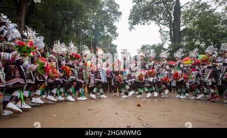 QIANDONGNAN, CINA - 21 GENNAIO 2022 - Ragazze del gruppo etnico Miao cantano le canzoni di miao per celebrare il Festival di Miao Lusheng nel sud-est della provincia di Guizhou Foto Stock