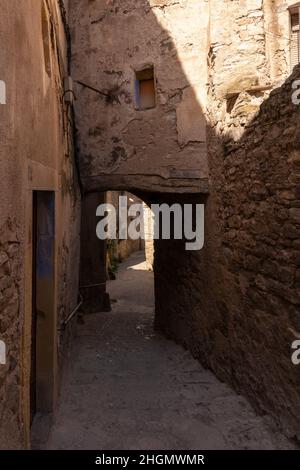 vecchia strada nella città medievale di guimera in catalogna Foto Stock